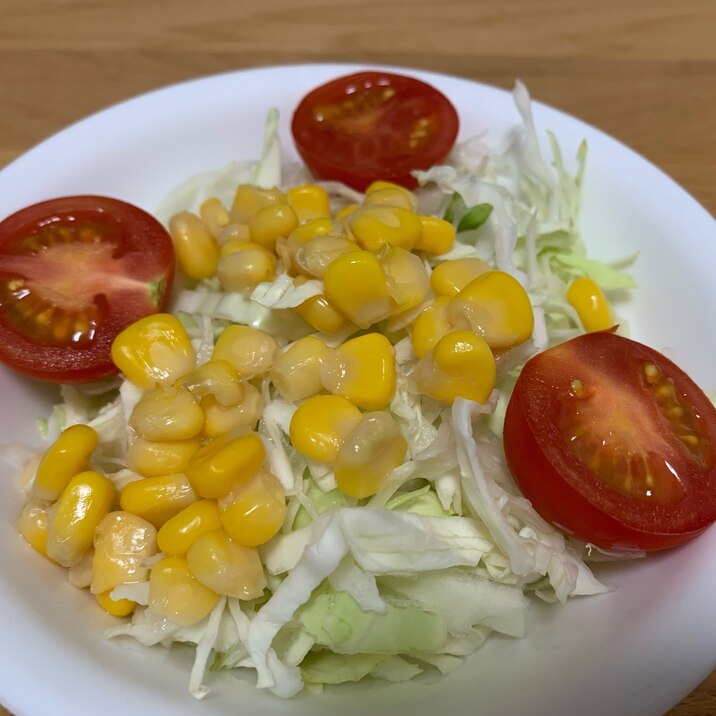 キャベツとトマトとコーンの彩り簡単サラダ